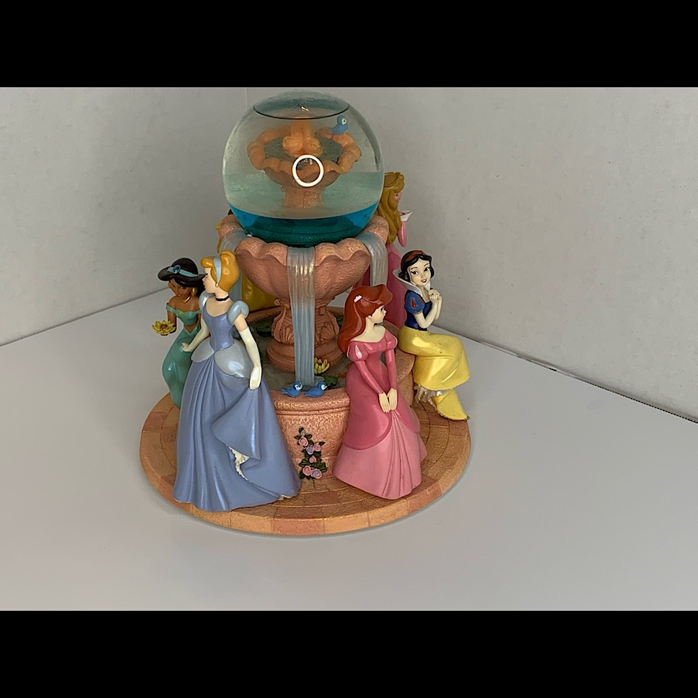 Rare Disney Store Princess musical Snow Globe